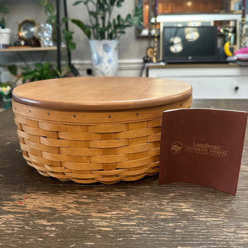 Longaberger Large 11 inch  Round Basket With Solid Lid 2008